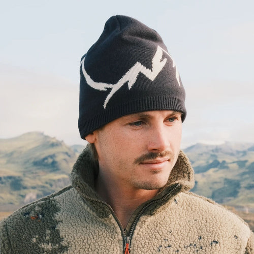 Bonnet imperméable Sealskinz Stoke à motif montagne porté