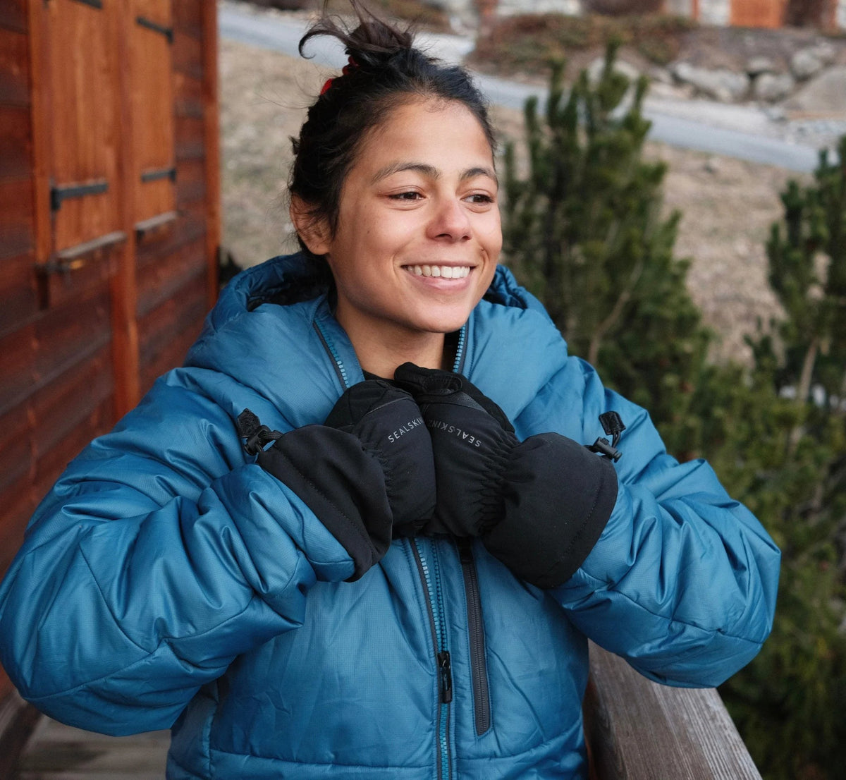 Femme souriante avec des gants imperméables Sealskinz