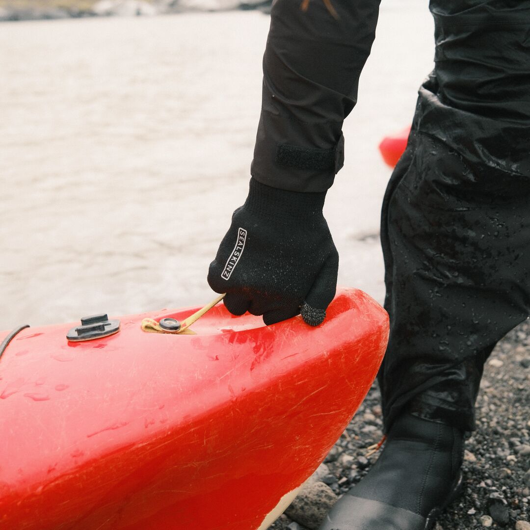 Gants imperméables Sealskinz portés sous la pluie