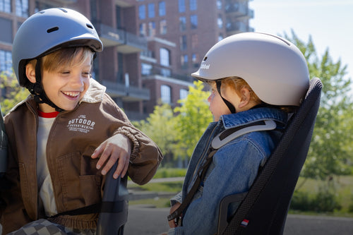 Enfant dans le siège vélo arrière Qibbel Air en ville