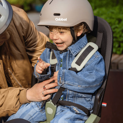 Enfant attaché dans le siège vélo arrière Qibbel Air