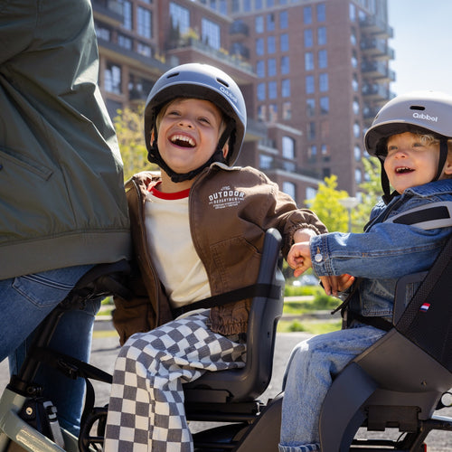 Enfants sur les sièges vélo Qibbel Junior 6+ et Qibbel Air en ville