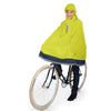 Cycliste portant la cape Garibaldina 2G jaune fluo sur un vélo de ville