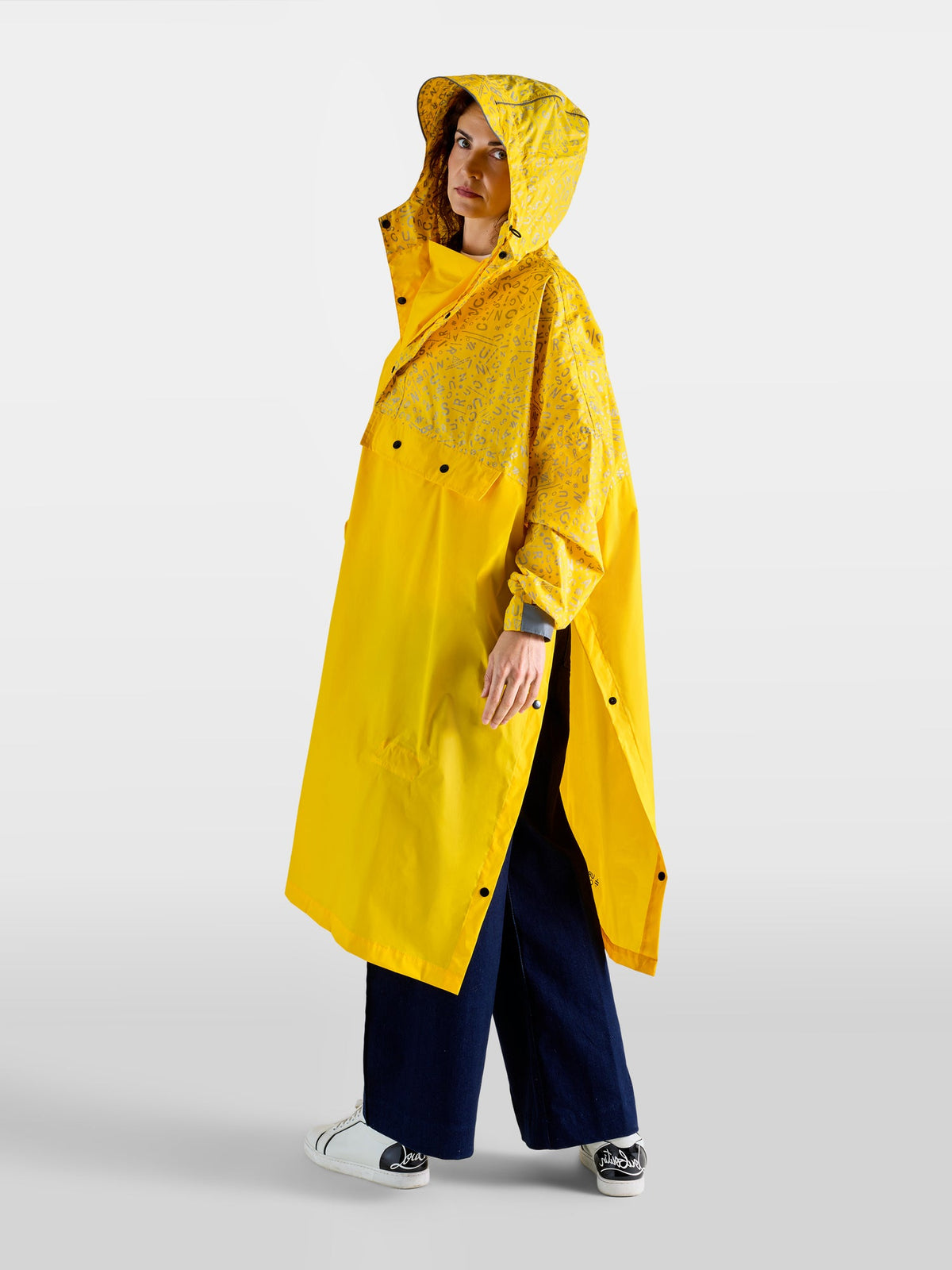 Poncho de pluie Urban Circus Romea jaune porté, capuche sur la tête
