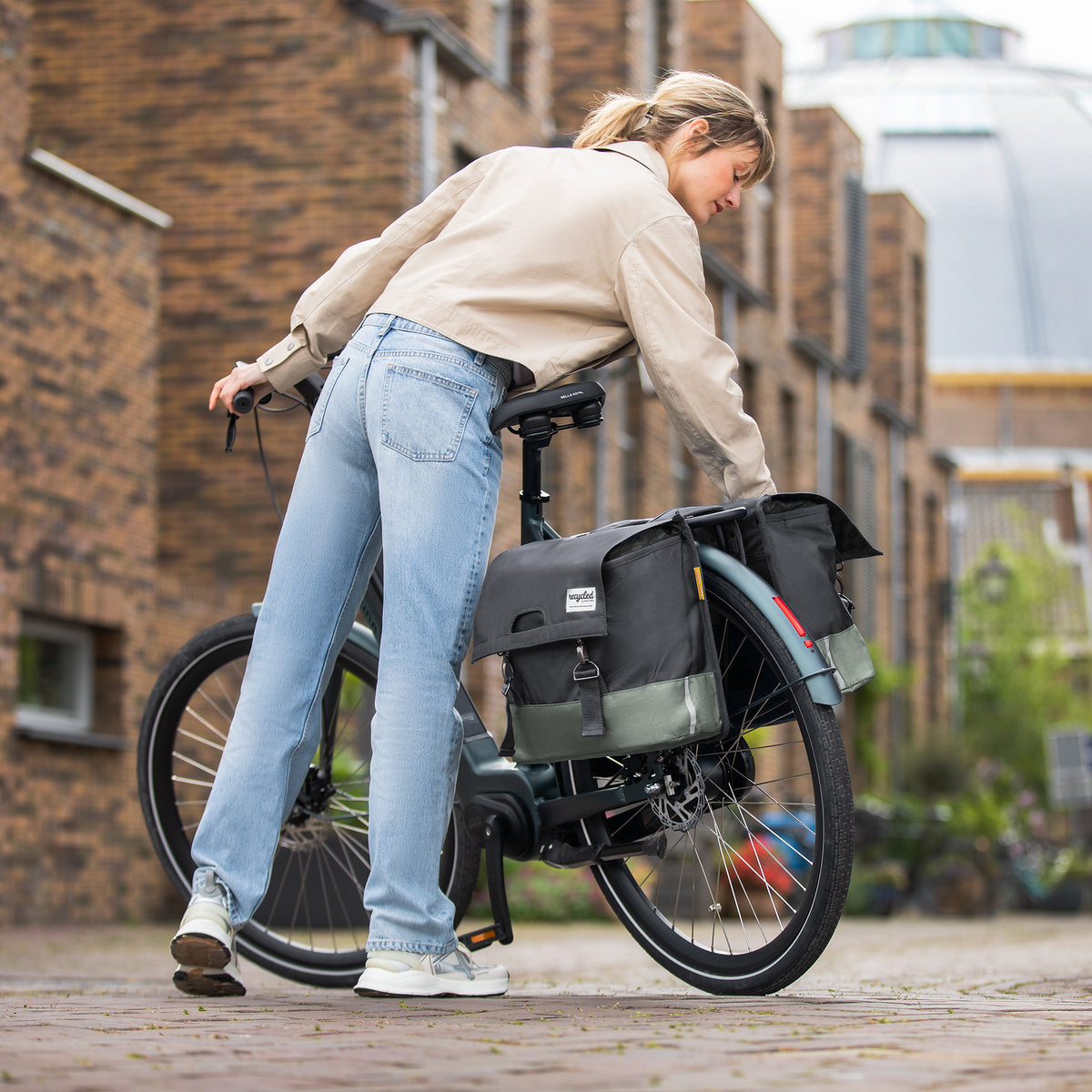 Double sacoche vélo Urban Proof accrochée à un vélo en ville