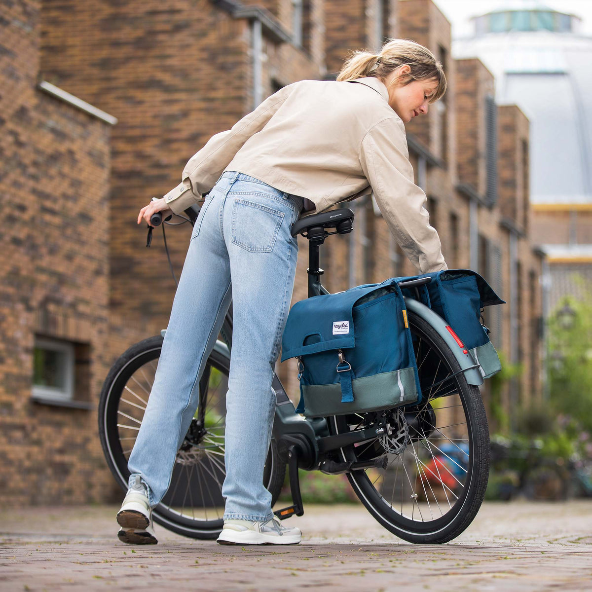 Double sacoche vélo Urban Proof Recycled bleue sur un vélo en ville
