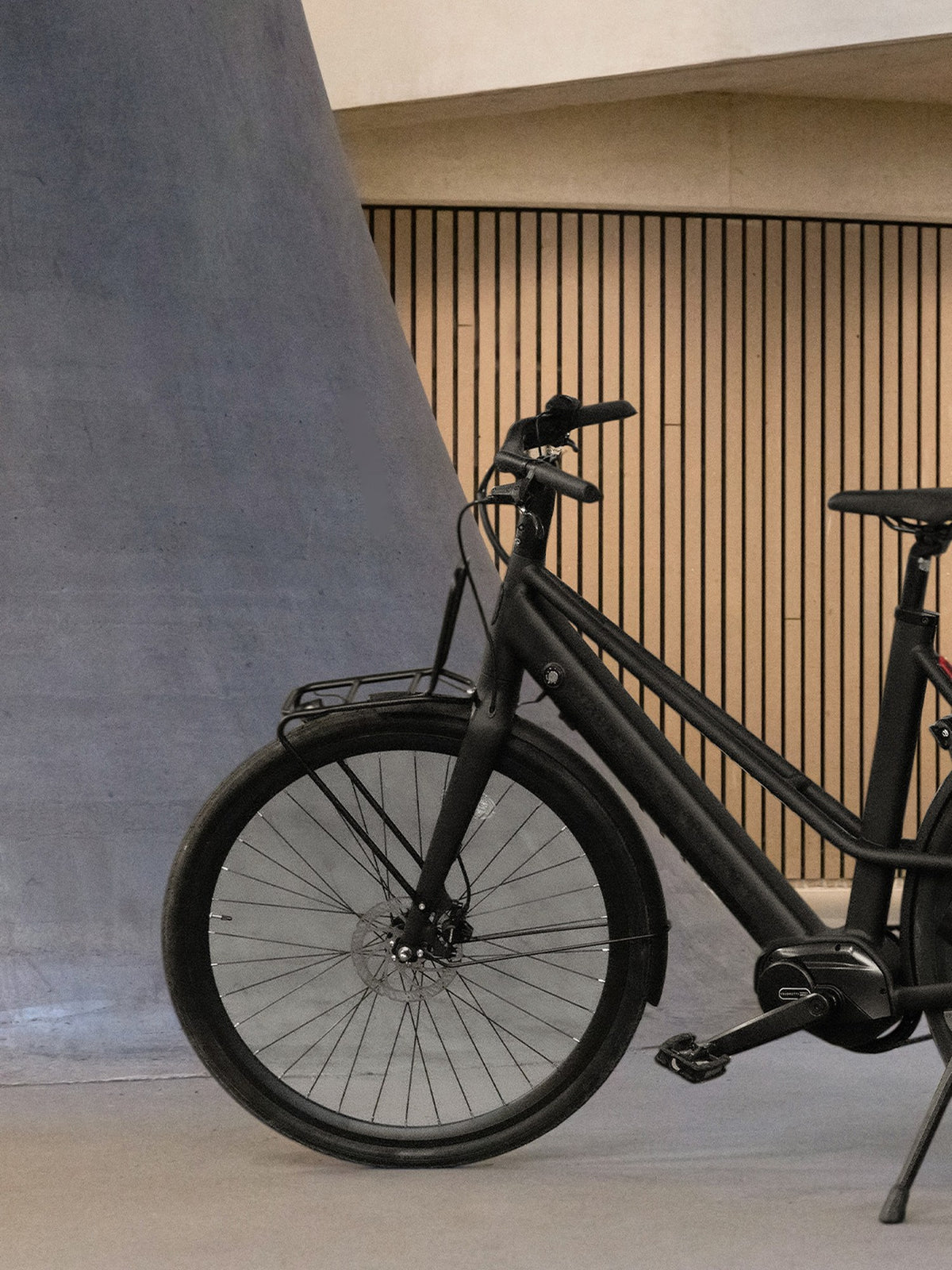 Sacoche vélo Urban Proof sur un vélo de ville garé