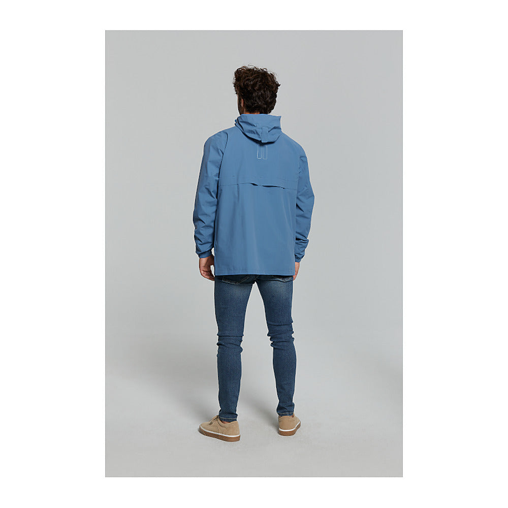 Veste de pluie vélo Basil Hoga unisexe coloris Bleu Horizon - vue de dos portee