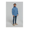 Veste de pluie vélo Basil Hoga unisexe coloris Bleu Horizon - portee par un homme
