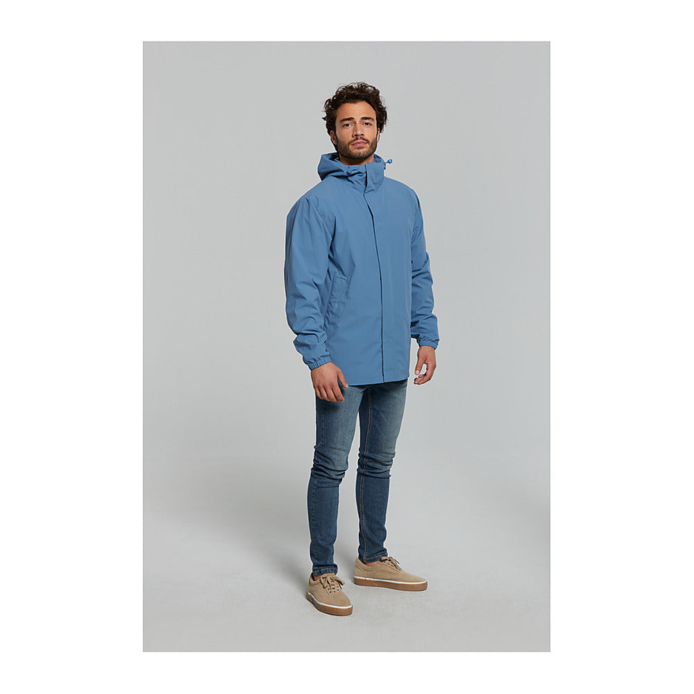 Veste de pluie vélo Basil Hoga unisexe coloris Bleu Horizon - portee par un homme