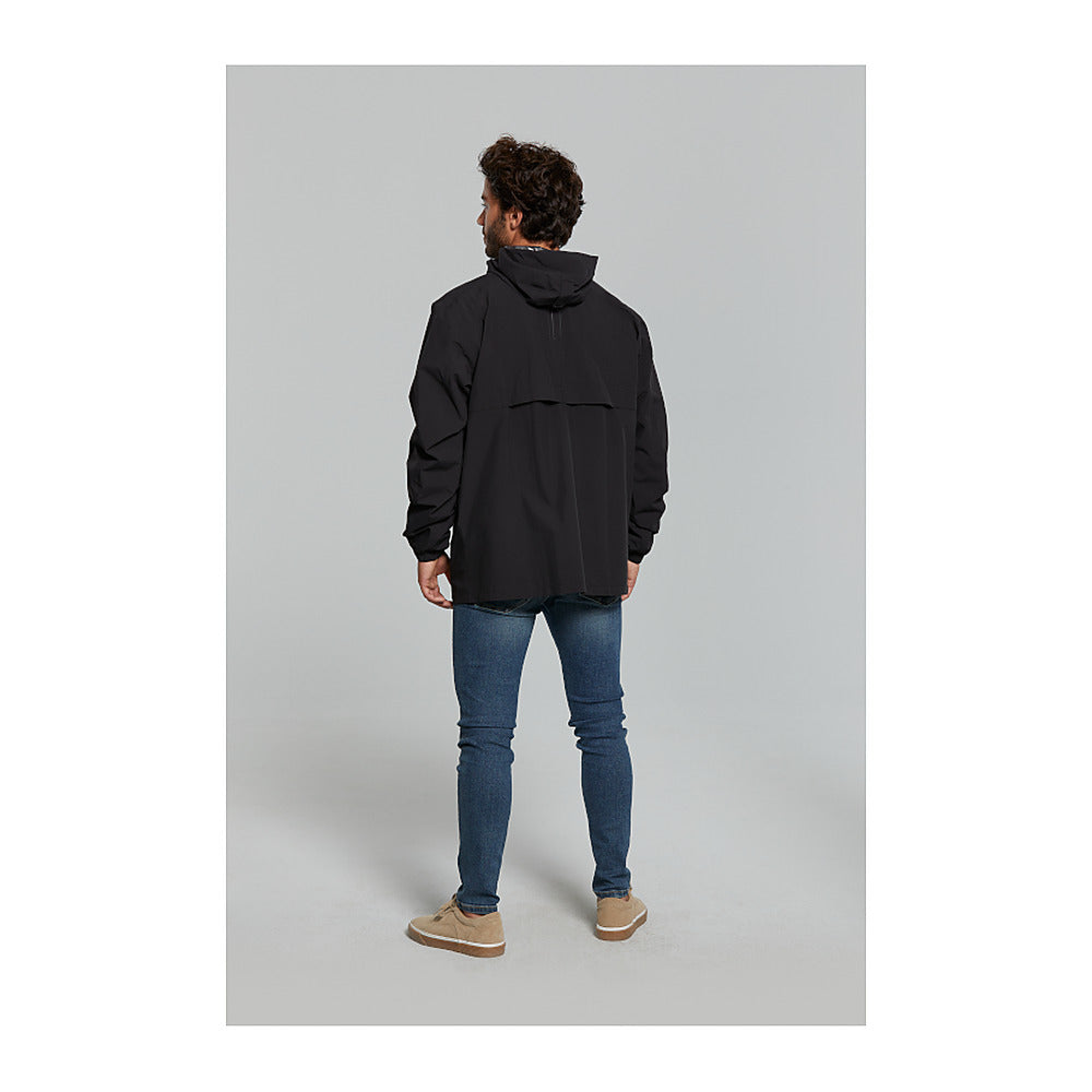 Veste de pluie vélo Basil Hoga unisexe coloris Noir - vue de dos portee