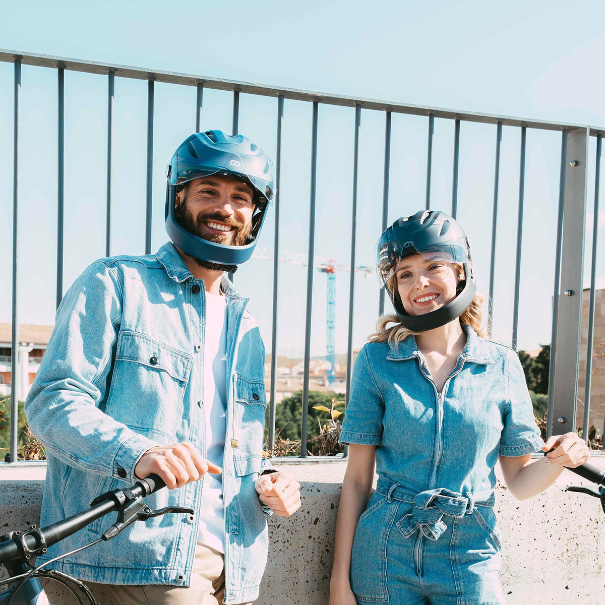 Casques vélo intégraux Virgomove Virgo Integral portés par un couple de cyclistes urbains