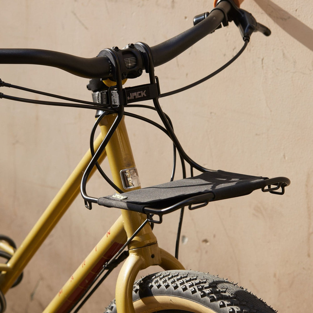 Porte-bagage JACK Wholegrain Cycles fixé au guidon et à la potence d'un vélo