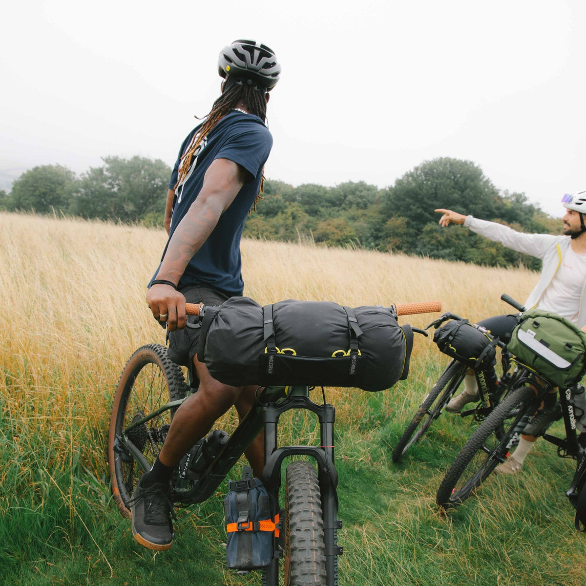 Cycliste avec un sac de guidon porté par le porte-bagage JACK Wholegrain Cycles
