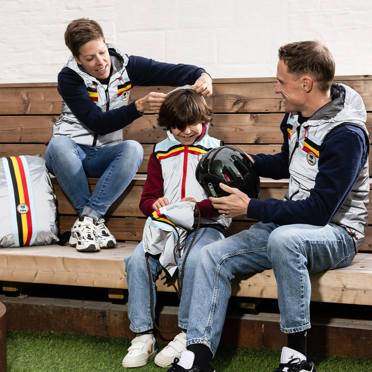 Famille en gilets réfléchissants WOWOW avant de partir à vélo