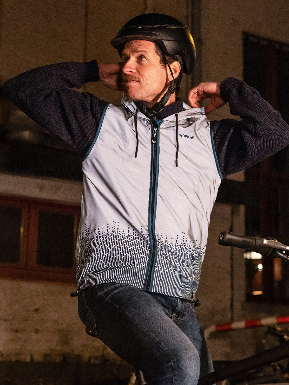 Gilet réfléchissant WOWOW Rio porté à vélo en ville de nuit